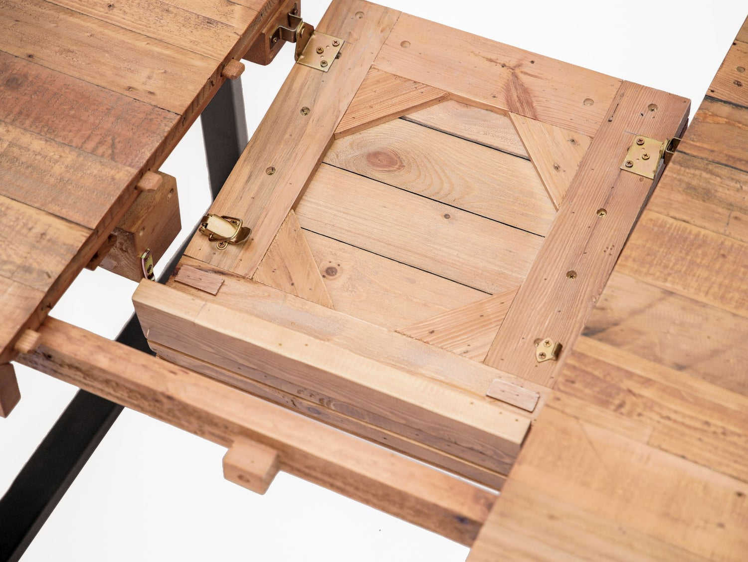 View of the extending part of the Oregon extendable dining table